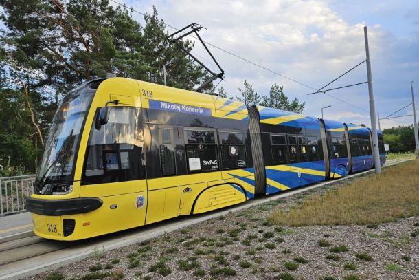 żółto-niebieski tramwaj na torowisku