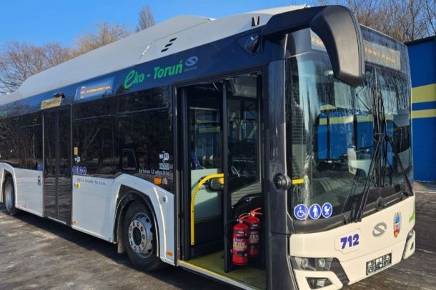 Biały autobus elektryczny MZK w Toruniu