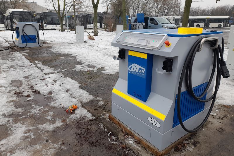 W zajezdni autobusowej przy ul. Legionów w Toruniu trwa montaż ładowarek zakupionych w ramach projektu „Zakup autobusów zeroemisyjnych wraz z dostawą i  integracją infrastruktury do ładowania” współfinansowanego ze środków EFRR w ramach Programu Fundusze Europejskie dla Kujaw i Pomorza. Projekt obejmuje zakup 10 autobusów elektrycznych, z których pięć zostało dostarczonych do Torunia w listopadzie ubiegłego roku, a także dostawę i montaż infrastruktury do ich ładowania. Dzięki środkom unijnym, w ramach projektu, uruchomionych zostanie: •	10 punktów ładowania wolnego o mocy 60 kW każda na terenie zajezdni autobusowej,  •	dwie ładowarki szybkie, pantografowe, o mocy 400 kW każda, zlokalizowane na pętli autobusowej przy ul. Kolankowskiego oraz pętli autobusowo-tramwajowej „Olimpijska”. Obecnie wykonawca - firma Enika sp. z o.o.,  z którym 2 kwietnia 2025 r. zawarta została umowa - zamontował ładowarki na terenie zajezdni autobusowej. Poprawność ładowania sprawdzono na urządzeniu imitującym autobus elektryczny. Ładowarki zostaną uruchomione po przejściu badań Urzędu Dozoru Technicznego. Koszt zakupu ładowarek to ponad 5 mln zł brutto, z czego ok. 2,9 mln zł stanowi dofinansowane ze środków UE. Koszt zakupu autobusów to 31,4 mln zł brutto, przy 17,9 mln zł dofinansowania. #FunduszeEuropejskie #FunduszeUE