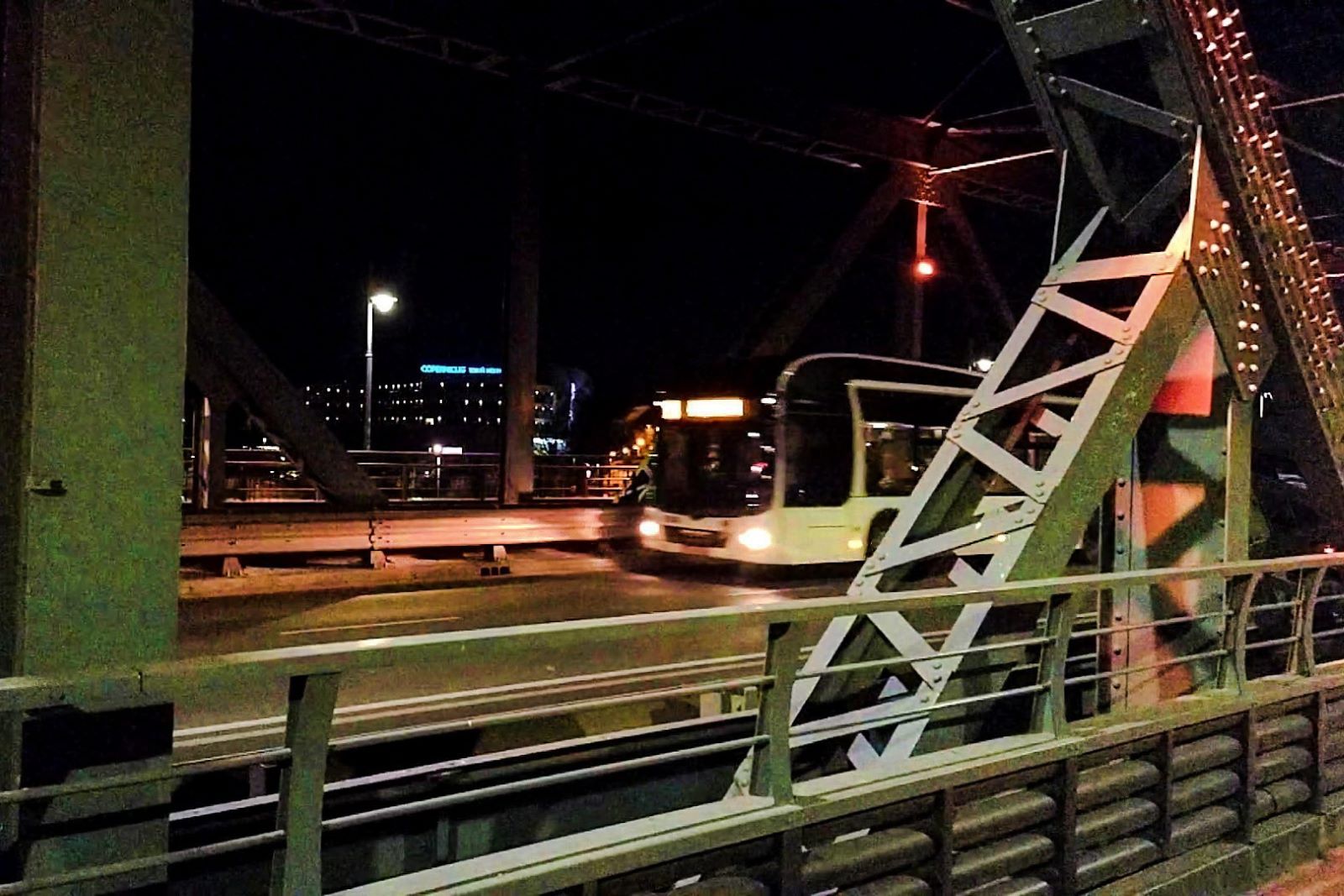 Autobus MZK nocą na moście w Toruniu