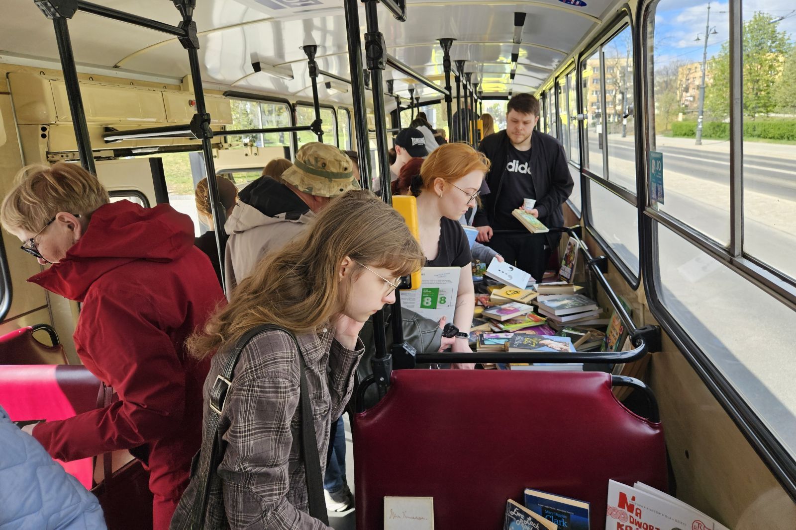 Bezpłatne rozdawanie książek w autobusie MZK w Toruniu