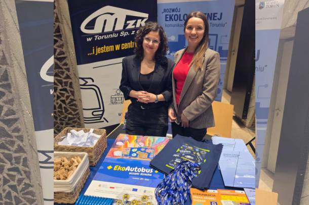 zdjęcie -  dwóch pracowników na stoisku promocyjnym MZK