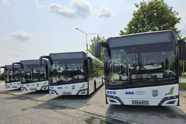 Białe autobusy hybrydowe