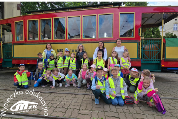 Wycieczka - Przedszkolaki na tle tramwaju turystycznego