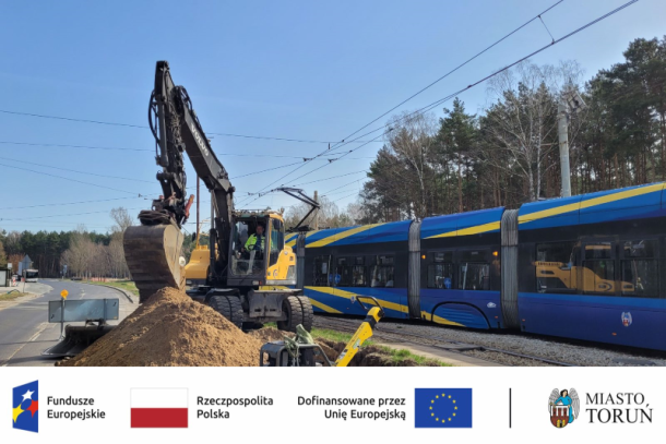 Tramwaj na modernizowanym torowisku w Toruniu