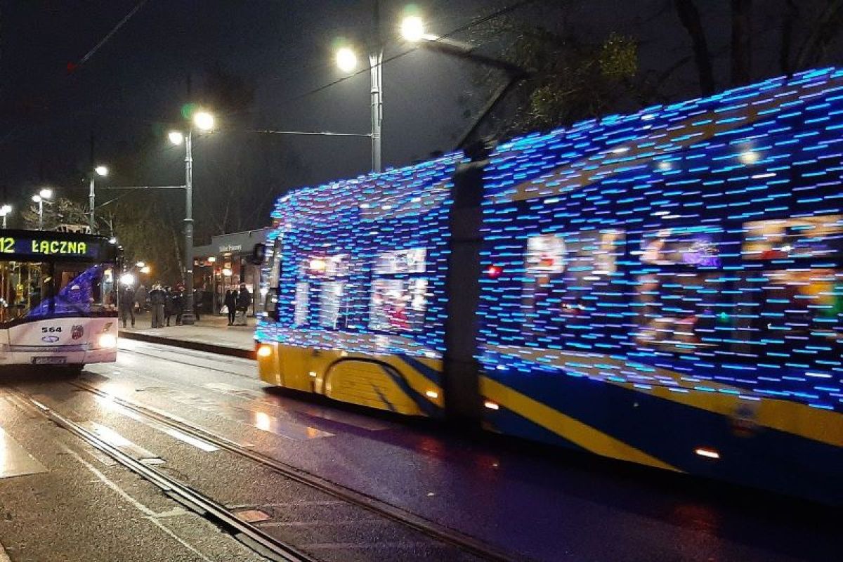 Świąteczny, rozświetlony tramwaj MZK w Toruniu