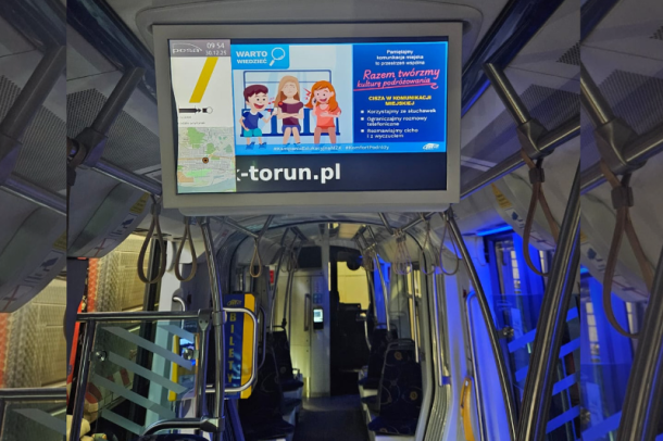 Zdjęcie ekranu reklamowego z grafiką nt. ciszy w komunikacji miejskiej