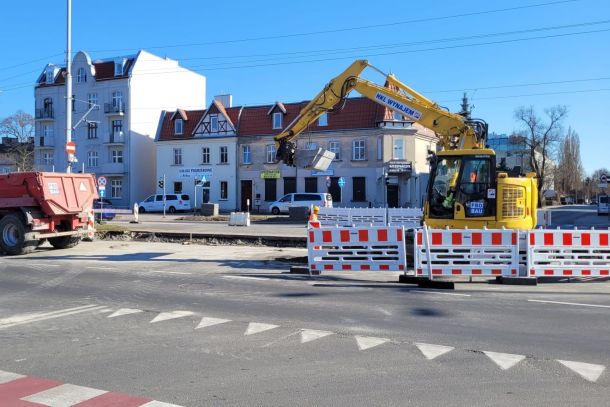 Prace drogowo-torowe na skrzyżowaniu Kościuszki/Batorego w Toruniu