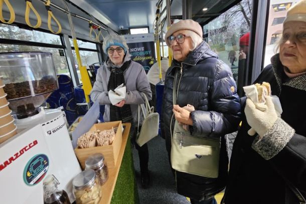 Starsze panie w kawiarence w autobusie MZK