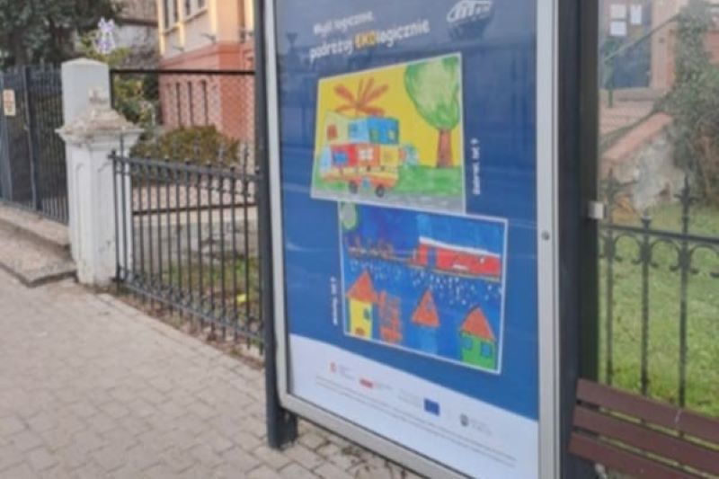 Wiata przystankowa i ludzie na przystanku