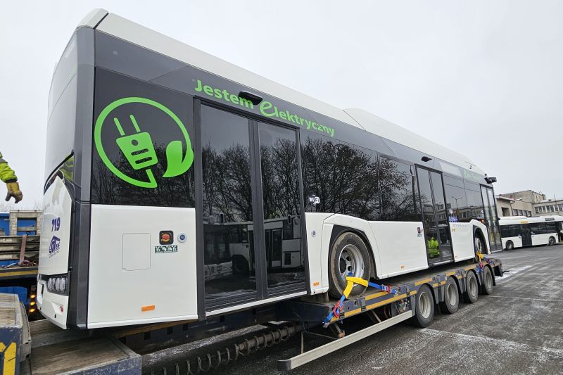 Biały autobus elektryczny w czasie dostawy na lawecie