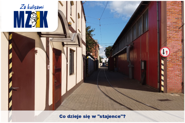 Znak graficzny Za kulisami MZK oraz zdjęcie budynków zajezdni