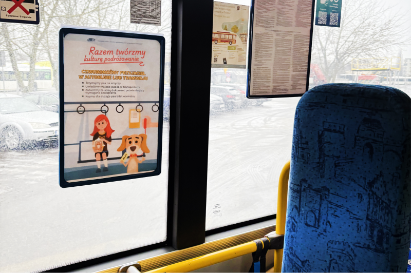 ZNak graficzny kampanii oraz obrazek z psem i biletem